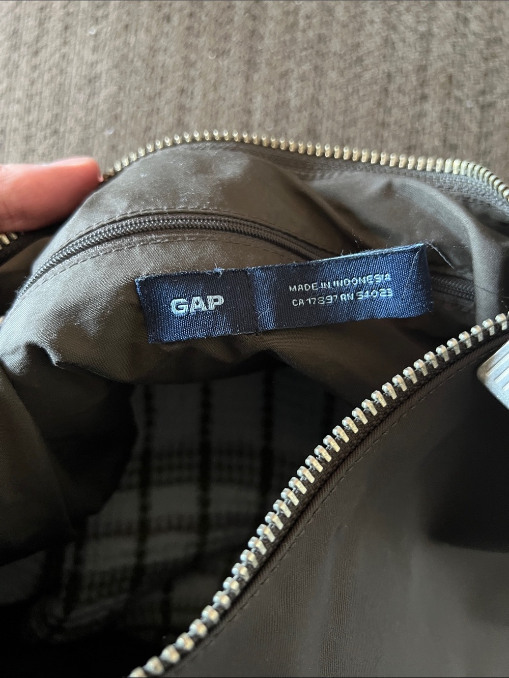 GAP Gray Nylon Slouch Shoulder Bag Minimalist Y2K Hobo Purse - Picture 5 of 5